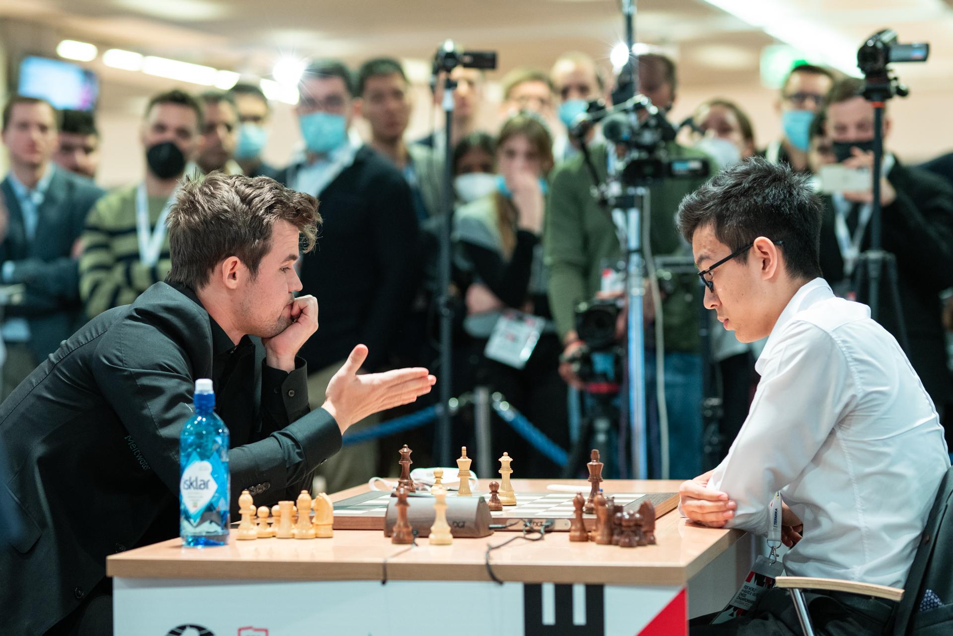 Magnus carlsen resigning to abdusattorov, his opponent in FIDE rapids championship