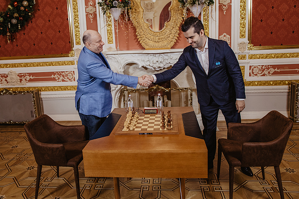 Ian Nepomniachtchi and Vladimir Potanin shake hands
