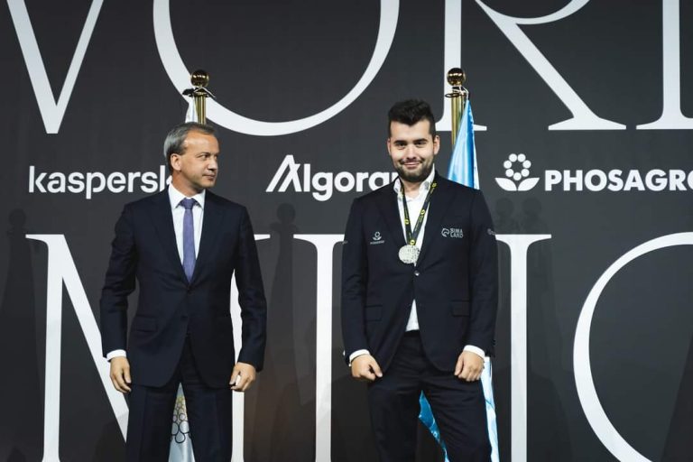 Ian Nepomniachtchi taking his medal at the ceremony of the 2021 world chess championship