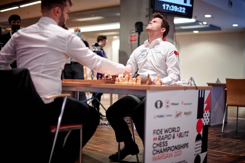 A far-from-pleased Magnus in World blitz chess championship 2021