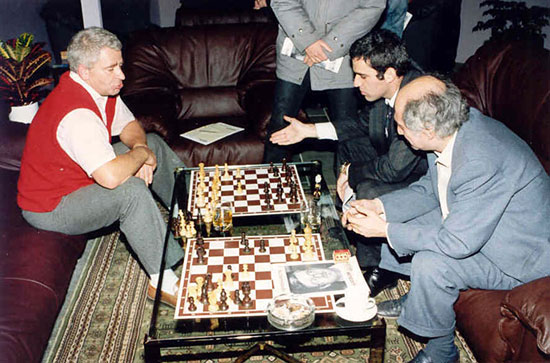 Kasparov sitting beside Tal and analyzing a position with Spassky in 1988