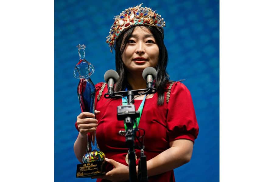 Ju Wenjun holding the trophy of the FIDE World Women's Championship