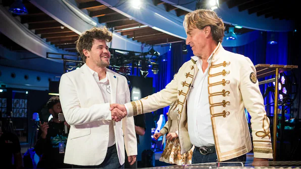 Magnus Carlsen shaking Jan Henric Buettner after winning Paris Freestyle Grand Slam