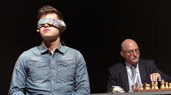 carlsen playing chess blindfolded