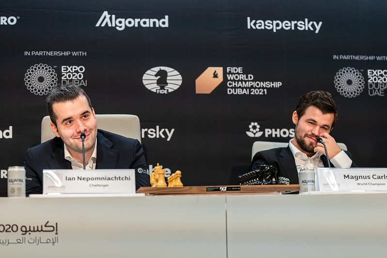 Ian Nepomniachtchi and Magnus Carlsen in a press conference 